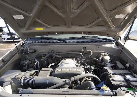 2004 Toyota Sequoia Sr5 V8 z USA, uszkodzony, nr VIN 5TDBT44A64S224063